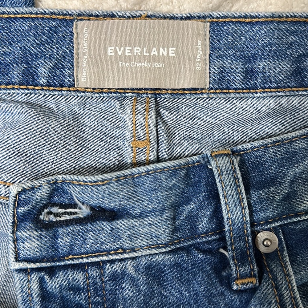 Everlane The Cheeky Jean 32 Regular Button front   inseam 28”